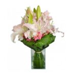 Lírios Brancos no Vidro Médio