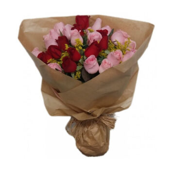 Buque com 20 rosas sendo 10 rosas rosas e 10 rosas vermelhas